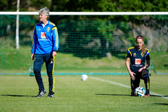 Förbundskapten Pia Sundhage och Kosovare Asllani