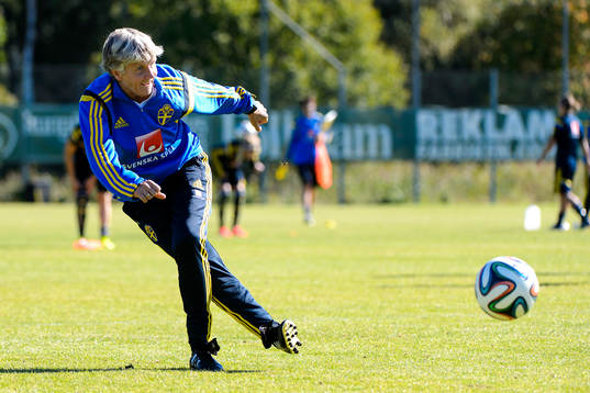 Förbundskapten Pia Sundhage skjuter en boll