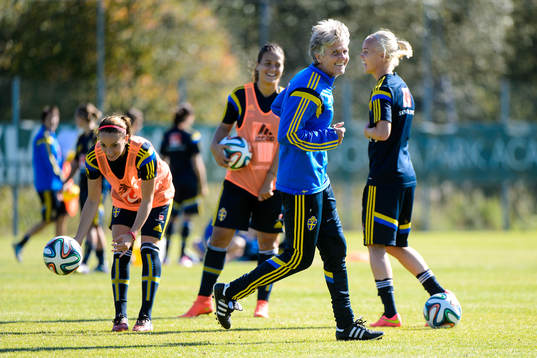 Förbundskapten Pia Sundhage jublar