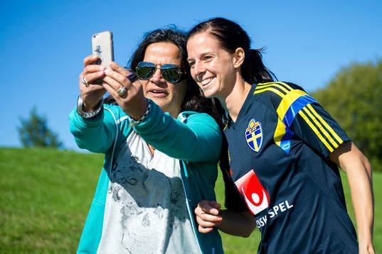 En supporter tar en selfie med Lotta Schelin