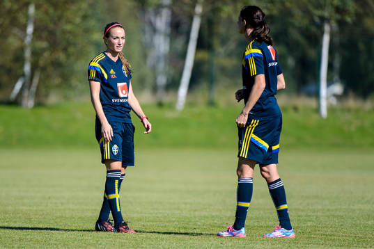 Kosovare Asllani och Lotta Schelin
