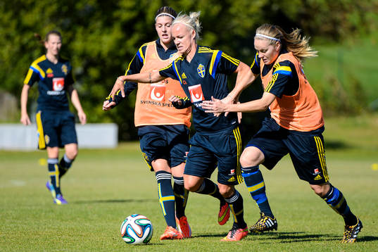 Närkamp mellan Olivia Schough, Caroline Seger och Lisa