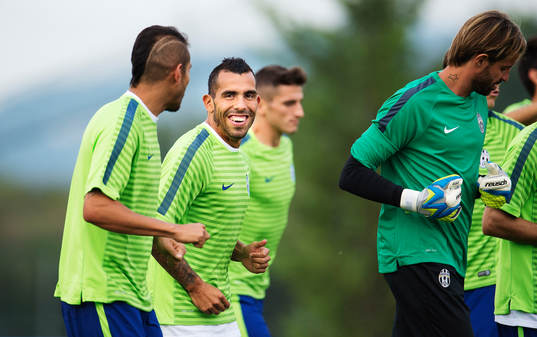 Juventus Carlos Tevez skrattar