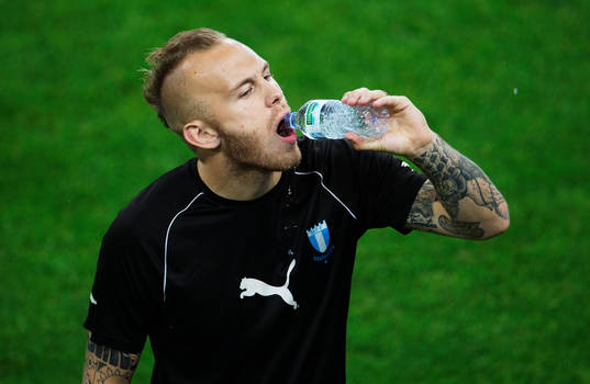 s Magnus Eriksson dricker vatten