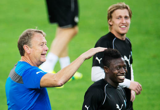 s tränare Åge Hareide skojar med Pa Konate framför Emil