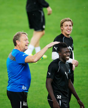s tränare Åge Hareide skojar med Pa Konate framför Emil