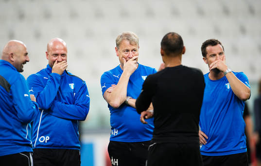 s tränare Åge Hareide (tredje från vänster)
