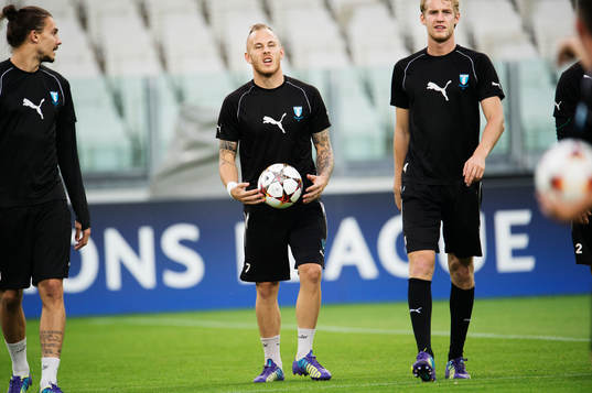 s Magnus Eriksson håller i bollen
