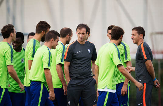 Juventus manager Massimiliano Allegri (mitten)
