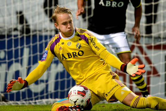 s målvakt Patrik Carlgren räddar