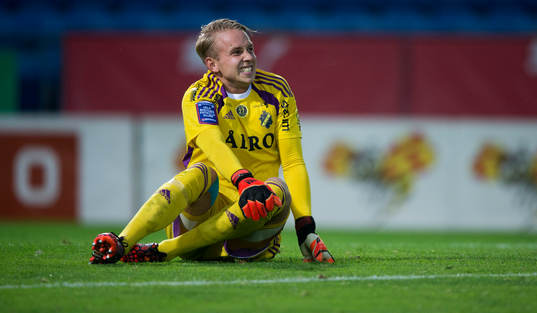 s målvakt Patrik Carlgren grinar illa i matchen i
