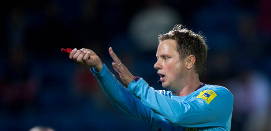 Domaren Markus Strömbergsson visar för hands i matchen i