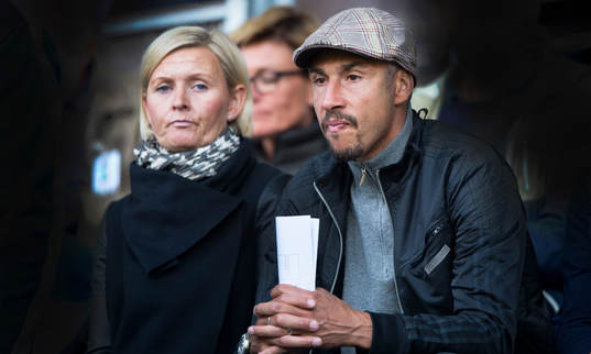 Henrik Larsson på läktaren i matchen i allsvenskan mellan