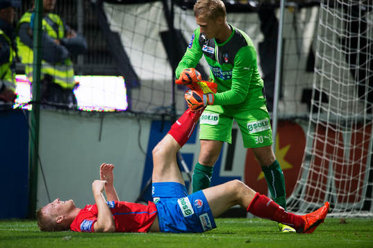 Helsingborgs Peter Larsson har fått kramp och får hjälp
