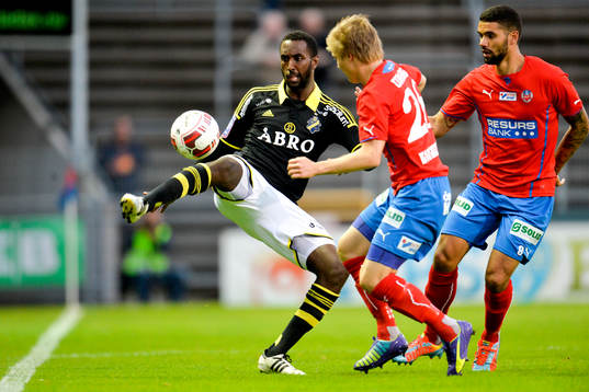s Henok Goitom och Helsingborgs Jere Uronen och Victor