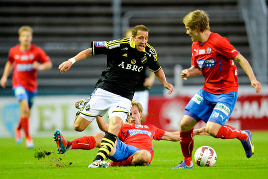 s Kenny Pavey glidtacklas av Helsingborgs Christoffer