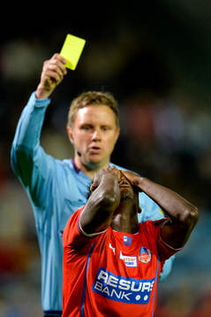 Helsingborgs David Accam får ett gult kort