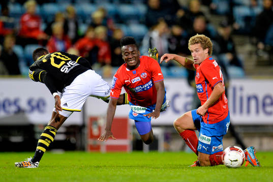 s Ibrahim Moro fäller Helsingborgs David Accam med