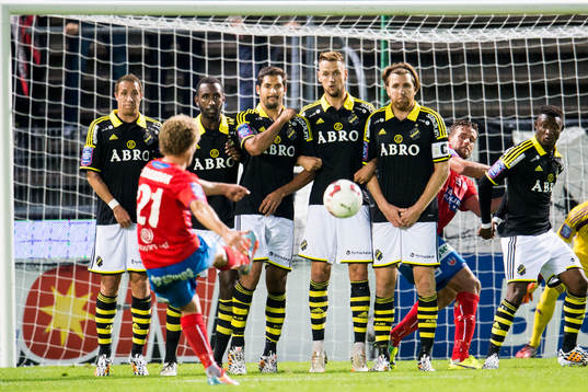 Helsingborgs Christoffer Andersson gör 1-0 på frispark