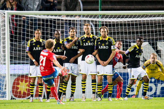Helsingborgs Christoffer Andersson gör 1-0 på frispark