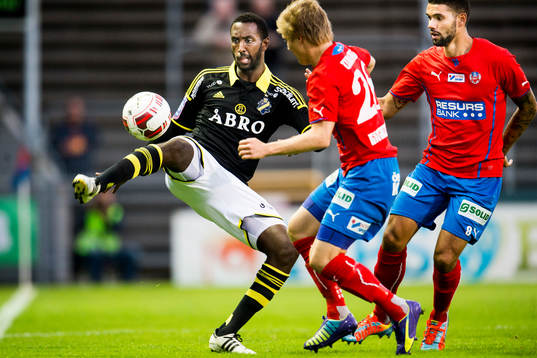 s Henok Goitom mot Helsingborgs Jere Uronen och Victor
