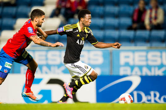 s Ebenezer Ofori jagas av Helsingborgs Victor Palsson