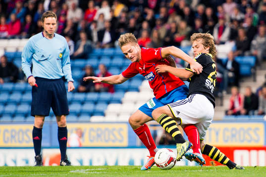 s Sam Lundholm, domare Markus Strömbergsson övervakar