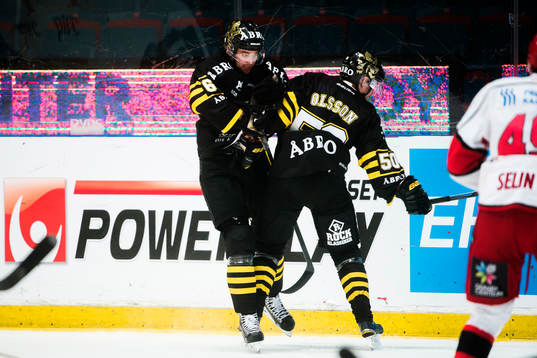 s Joakim Hagelin och Robin Olsson krockar med varandra