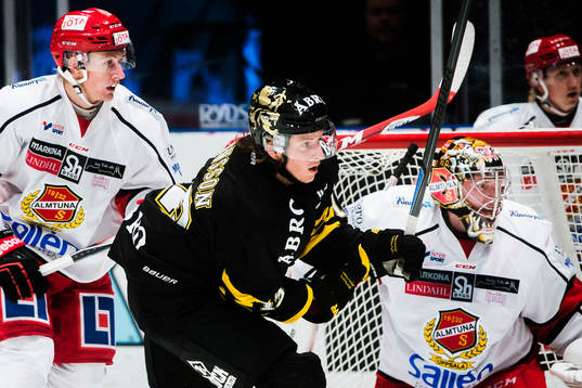 s Marcus Jonsson framför Almtunas målvakt Johan Holmqvist