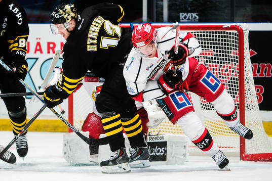 s Fredrik Hynning och Almtunas Johan Berggren framför mål