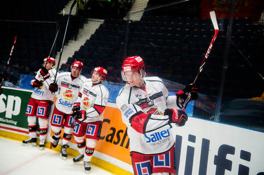 Almtunas spelare med Martin Karlsson längst fram jublar