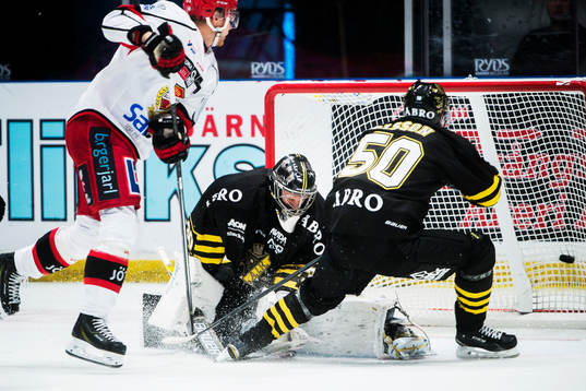 s målvakt Alexander Hamberg släpper in 2-3 av Almtunas