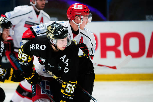 s Victor Ekarv hålls fast av Almtunas Fredrik Sandgren
