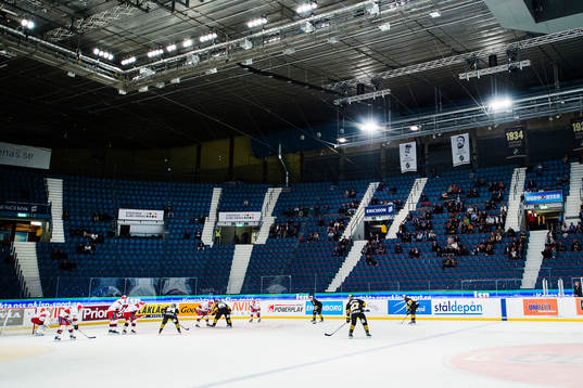 Glest på läktarna på hovet