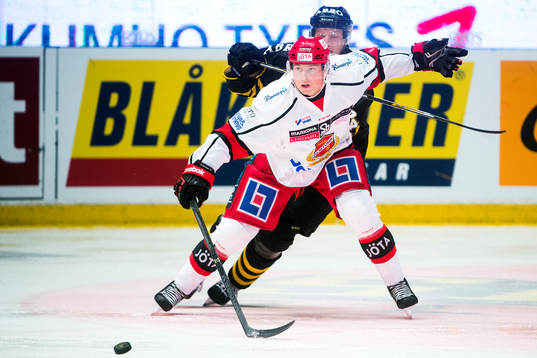 s Patric Blomdahl bakom Almtunas Victor Aronsson