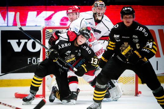 s Marcus Jonsson kläms fast av Almtunas Fredrik Sonntag