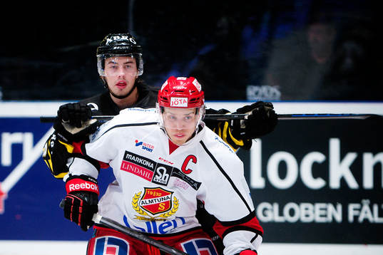 s Victor Ekarv har klubban i nacken på Almtunas Viktor