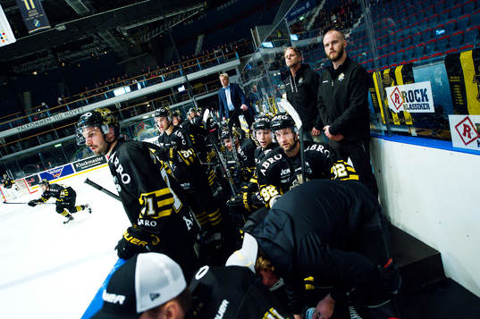 s Michael Nylander sitter längst fram i AIK:s spelarbås