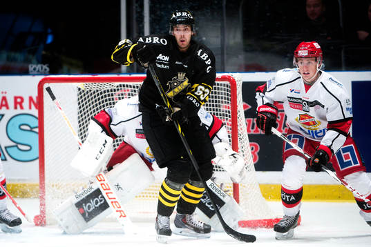 s Joakim Hagelin framför mål
