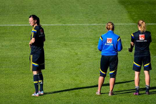Lotta Schelin (v) och Jessica Samuelsson (h) tränar med