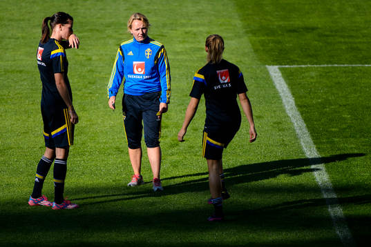 Lotta Schelin (v) och Jessica Samuelsson (h) tränar med