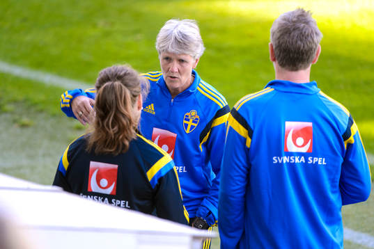 Förbundskapten Pia Sundhage pratar med Antonia Göransson