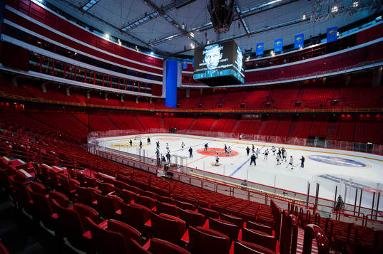 Djurgårdens spelare värmer upp i Globen