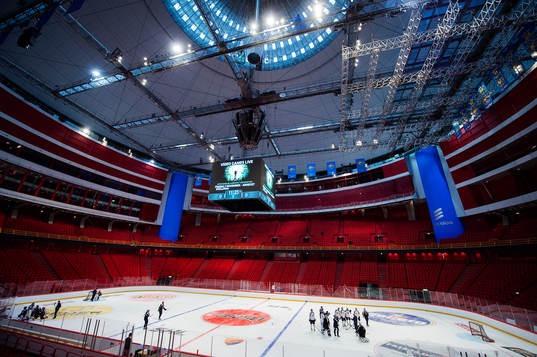 Djurgårdens spelare värmer upp i Globen