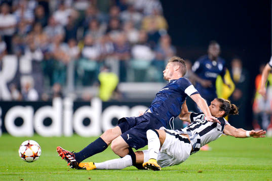 s Markus Rosenberg fälls av Juventus Martin Caceres