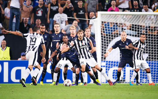 Juventus Leonardo Bonucci skjuter en frispark