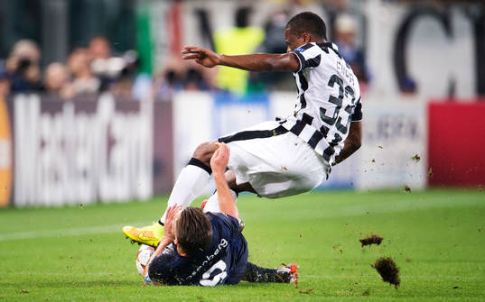 s Markus Rosenberg tacklar Juventus Patrice Evra