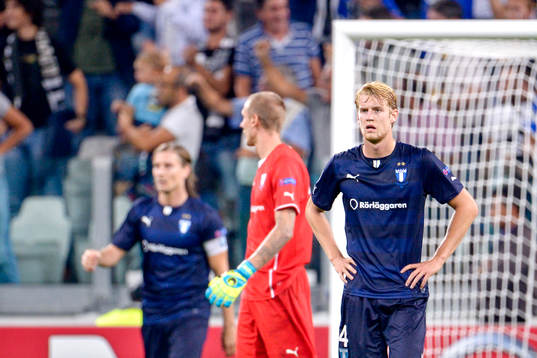 s målvakt Robin Olsen och Filip Helander deppar