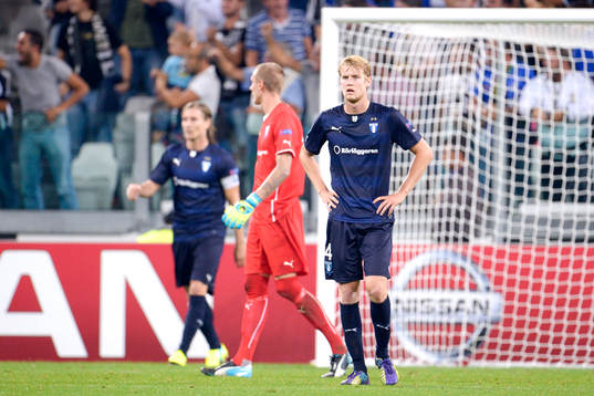 s målvakt Robin Olsen och Filip Helander deppar