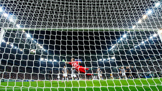 s målvakt Robin Olsen släpper in 2-0 från Juventus